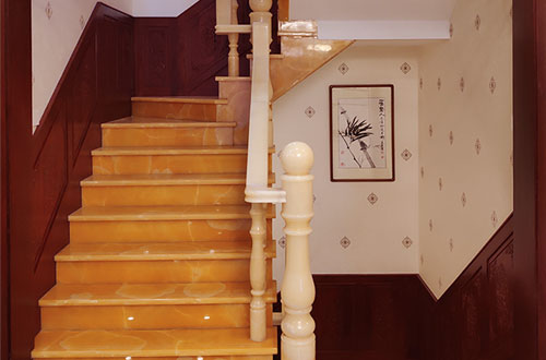 莞城街道中式别墅室内汉白玉石楼梯的定制安装装饰效果